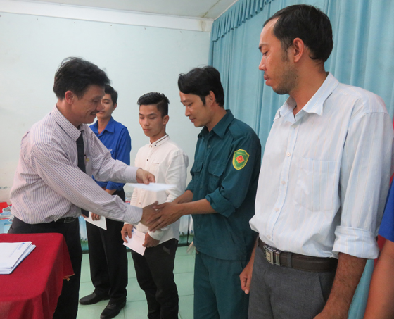 Trao 125 suất quà tết cho đoàn viên thanh niên, sinh viên nghèo tỉnh Vĩnh Long